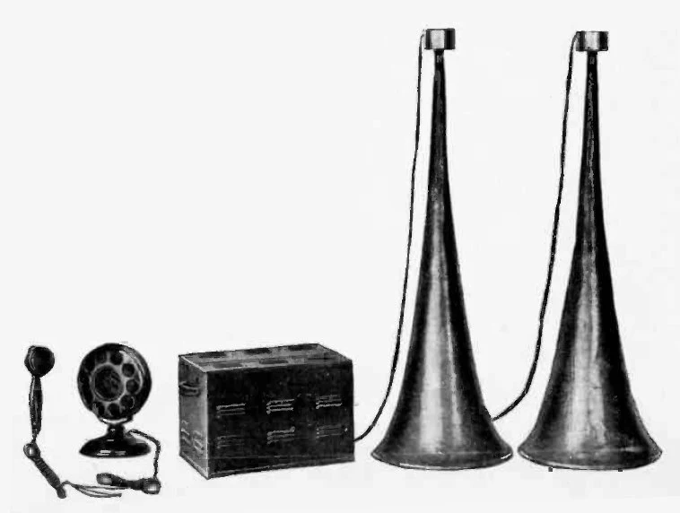Přenosná aparatura Unipac z roku 1929 s gramofonovým snímačem, uhlíkovým mikrofonem, lampovým zesilovačem a dvěma hornovými reproduktory