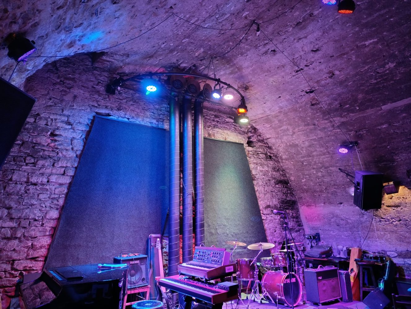 Prázdné pódium a technické vybavení v interiéru pražského Jazz Clubu Agharta