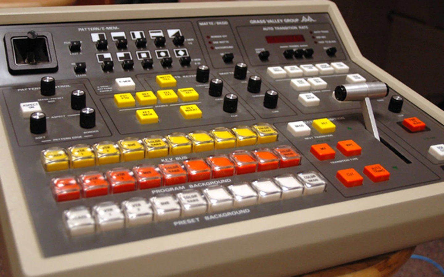 Historický analogový vision mixer Grass Valley 110 s řadami tlačítek a přechodovou pákou