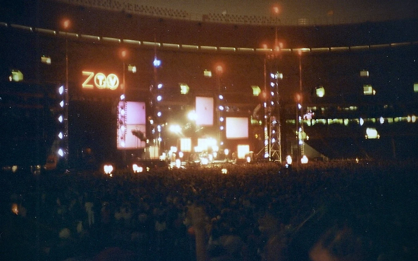 Pódium U2 Zoo TV ve Veterans Stadium obklopené mnoha obrazovkami
