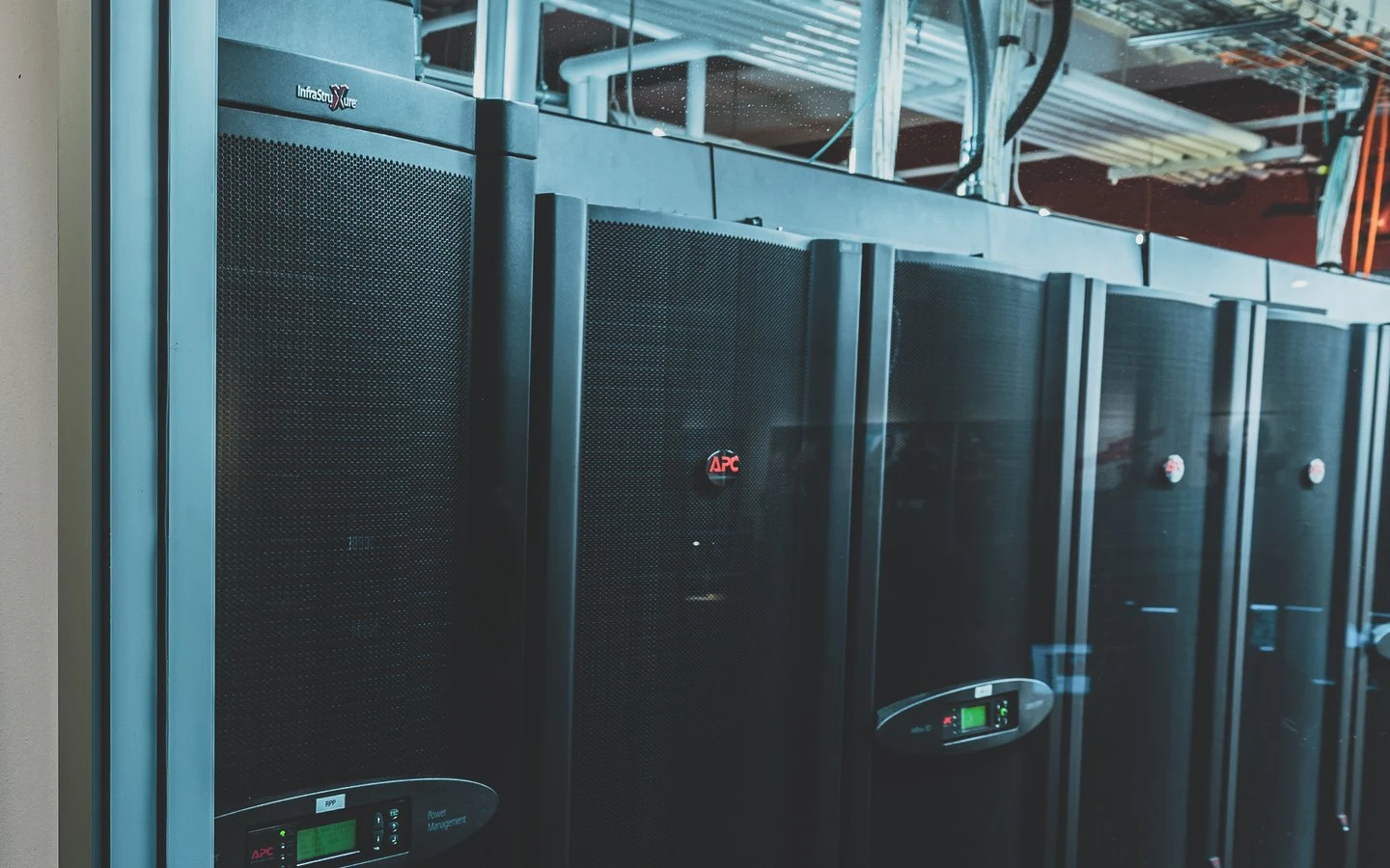 Řada serverových skříní a kabelových rozvodů v serverovně